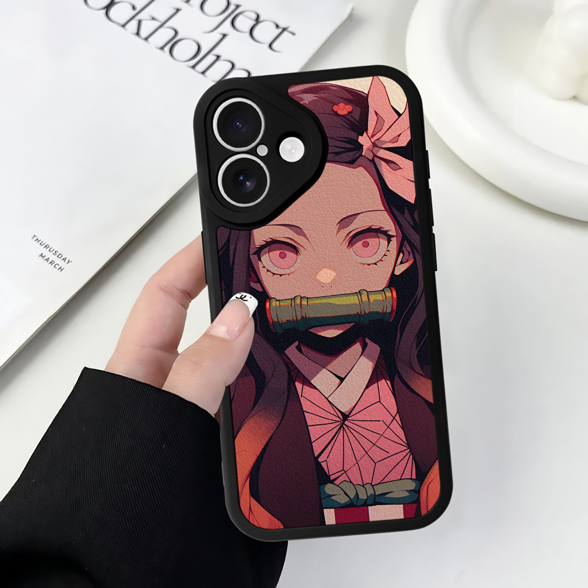 （画像用） 鬼滅の刃（きめつのやいば）竈門 禰󠄀豆子／かまど ねずこ Kamado Nezuko 【iPhone 16シリーズ対応】シリコンスマホケース（レザー調） 材質：シリコン